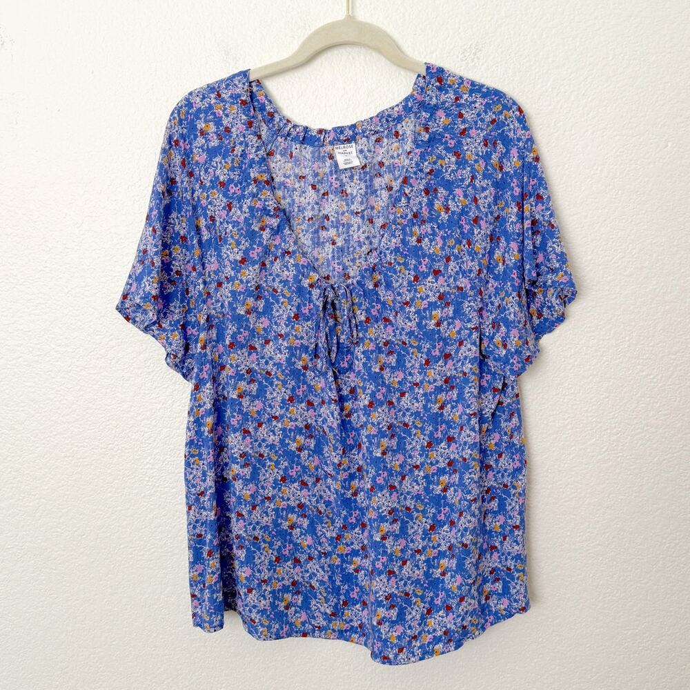 [Melrose and Market] Blue Floral Print V-Neck Short Sleeve Blouse Size Medium M